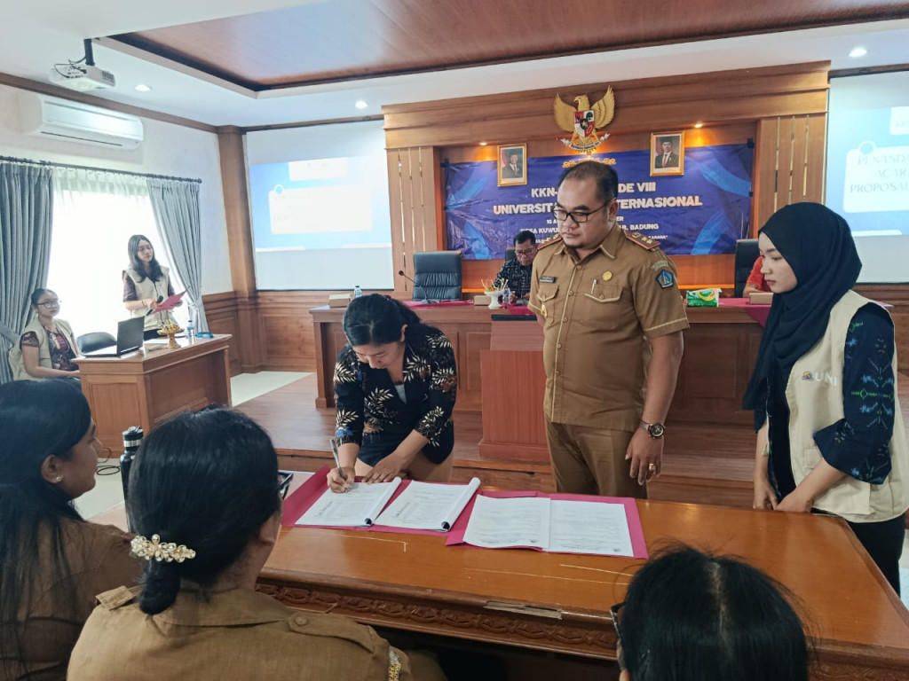 Penerimaan Mahasiswa KKN-PPM Universitas Bali Internasional di Desa Kuwum